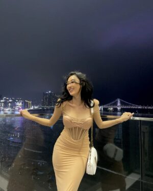 Hwasa Instagram - 여름의 끝 🤟🏼
@versace 
#VersaceGrecaGoddess
#VersaceFW22 #Versace
#광고