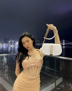 Hwasa Instagram - 여름의 끝 🤟🏼
@versace 
#VersaceGrecaGoddess
#VersaceFW22 #Versace
#광고