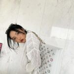 Hwasa Instagram - @louisvuitton #광고 FW22 컬렉션의 쿠상 백 ✌️