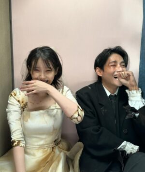 IU Instagram - Love wins all🫶
모두 감사합니다