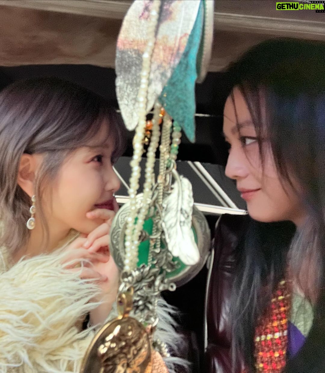 IU Instagram - 촬영을 마치고 얼마 후 탕웨이 선배님께서 보내 주신 편지와 사진이에요. 너무 큰 감동을 받아 선배님께 양해를 구하고 저도 선배님의 편지를 공유합니다❤️ 뮤직비디오 후반부에 선배님께서 저를 안아주신 장면은 선배님의 애드립이었어요. 그 순간 눈물이 핑 돌게 좋았습니다. 온종일 긴장되고 설레는 촬영이었어요. 늘 좋아하겠습니다🫶