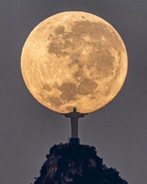 Ian Bremmer Instagram - incredible shot: christ the redeemer holding up the moon

📷: @leosens