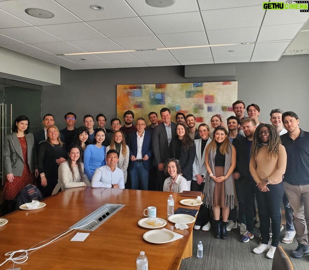 Ian Bremmer Instagram - happy to see my @columbia.sipa students applying geopolitics all the way to eurasia group hq today : ) Eurasia Group