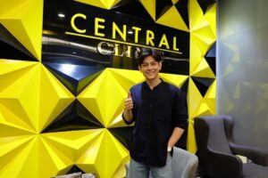 Iang Sittha Sapanuchart Instagram - วันก่อนแวะไปให้พี่ๆที่ @centralclinic ดูแลหน้าตาให้ก่อนเปิดละครเรื่องใหม่ บริการดีเหมือนเดิมให้คำแนะนำเป็นกันเองมากครับ ใครอยากดูดีขึ้น เรียนเชิญเลยนะครับ 😊