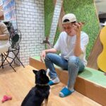 Iang Sittha Sapanuchart Instagram - คาเฟ่หมาชินจุกุ ชิบะห้ามแตะ แต่มองตาแป๋วเลย 🤣🤣