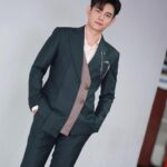 Iang Sittha Sapanuchart Instagram - วันนี้ไปร่วมงาน #oneสนั่นจอ เปิดตัวละครเรื่องทองประกายแสด ฝากตามรับชมเร็วๆนี้นะครับทางช่อง @one31thailand ขอบคุณชุดสูทเท่ๆนะครับ @milanweddingbkk 🙏🏻🙏🏻🙏🏻 เมืองไทยรัชดาลัย เธียเตอร์ (Muang Thai Rachadalai Theatre)