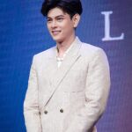 Iang Sittha Sapanuchart Instagram - #gmmtv2023 ขอบคุณชุดจาก @houseoftatayvon ด้วยนะครับ แล้วก็ขอบคุณรูปจากน้องรหัสด้วยจ้า ❤️❤️😊 @pearnashi91 ฝากติดตาม โคตรเหงา..เราสองคน @gmmtv เร็วๆนี้ครับ