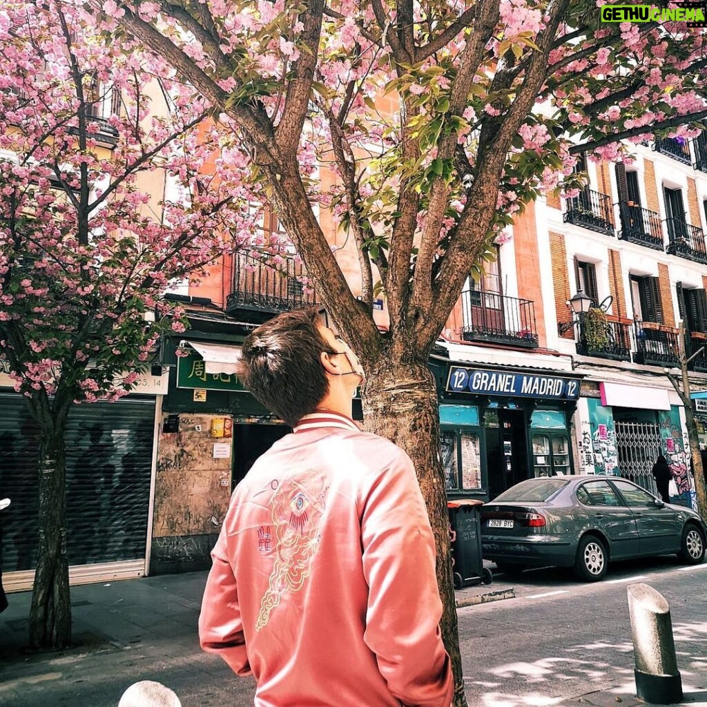 Iggy Rubin Instagram - Aquí @xavidaura me fotografió mientras me cercioraba de la llegada de la primavera al @cafepavon .
