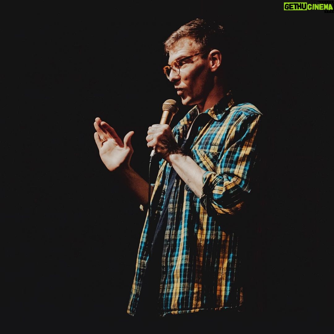 Iggy Rubin Instagram - Aquí estaba saliéndome del foco para martirio de 📸 @albabouvier que saca estas instantáneas acojonantes en el @comedygoldbcn .