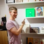 Iggy Rubin Instagram – Aquí aprovechamos la visita a @lallamastore para encasquetarles un arte original que espero que acabe alegrando la pared de un hogar. La Llama