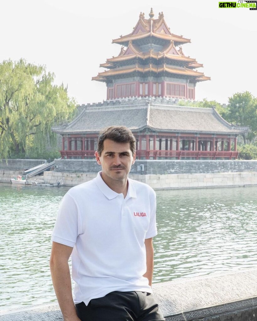 Iker Casillas Instagram - Increíble haber compartido esta experiencia con @f.morientes9 y @luchogarcia14. Afrontamos esta nueva era de @laliga con muchas ganas 🙌🏼 Estamos convencidos de que la fuerza de nuestro fútbol no está solo aquí, cruza fronteras. Gracias a todos, y sobre todo a los fans que tanto cariño me han mostrado estos días en China. Seguimos!!