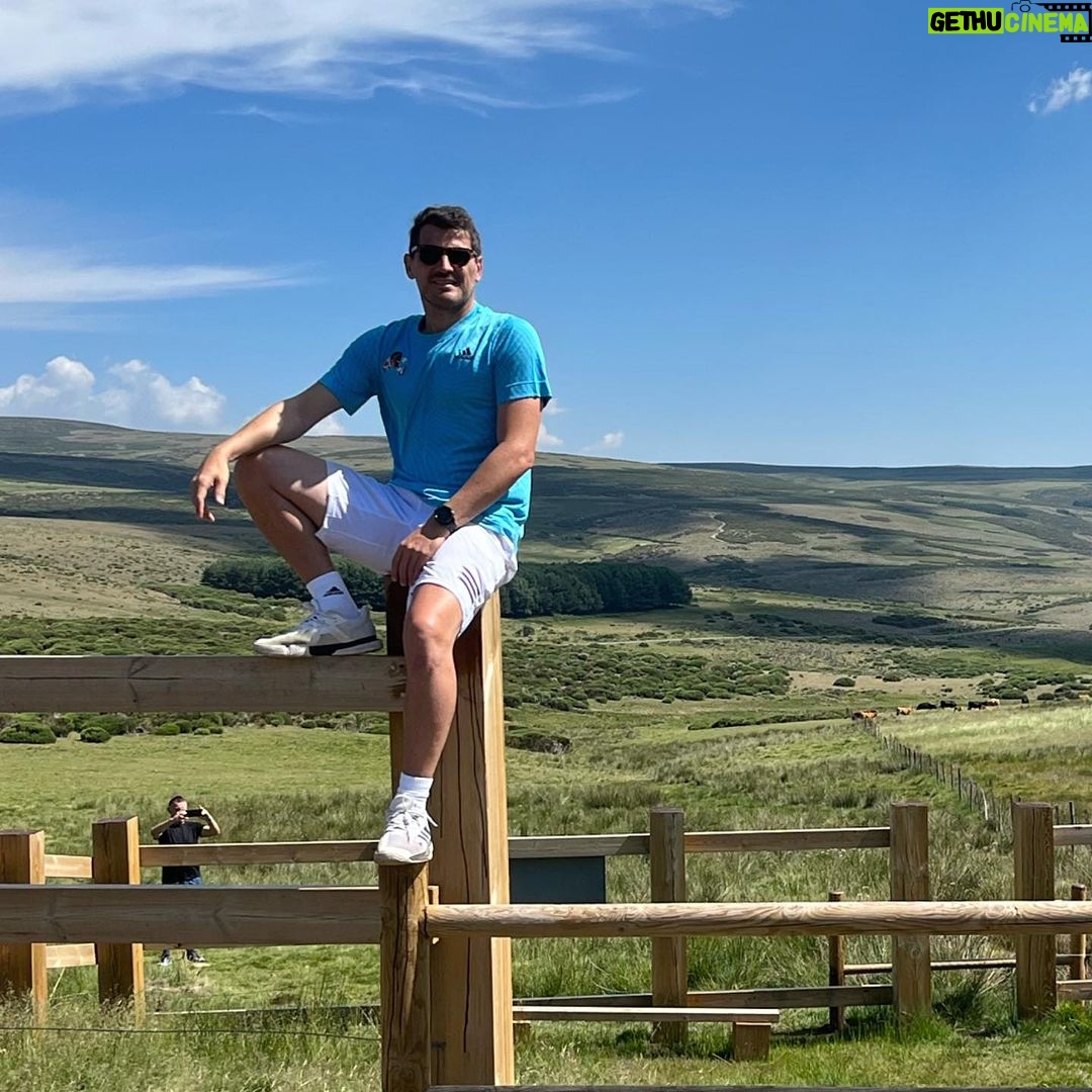 Iker Casillas Instagram - Rutina por la comarca… km y km… Fuente Alberche