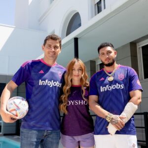Iker Casillas Instagram - SIN MIS COLEGAS NO SOY NADIE 😳 Es una realidad, @1kfutbolclub tendrá canción oficial creada por @omarmontesofficial!!

El 16.06 pasarán cousitas inolvidables #Vamos1K
