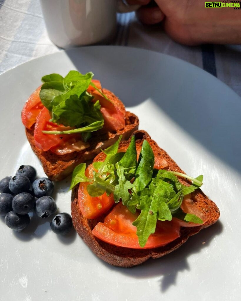 Iker Casillas Instagram - Qué importante es cuidar la salud con la alimentación! Gracias por estos panes @mimhabits_es, super descubrimiento! ✌🏼 A desayunar!! 😋