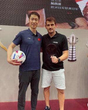 Iker Casillas Instagram - Increíble haber compartido esta experiencia con @f.morientes9 y @luchogarcia14. Afrontamos esta nueva era de @laliga con muchas ganas 🙌🏼

Estamos convencidos de que la fuerza de nuestro fútbol no está solo aquí, cruza fronteras. Gracias a todos, y sobre todo a los fans que tanto cariño me han mostrado estos días en China. Seguimos!!