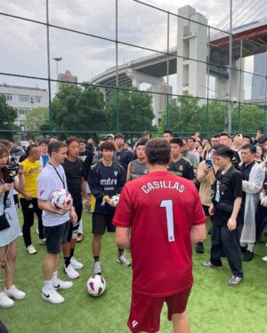 Iker Casillas Instagram - Increíble haber compartido esta experiencia con @f.morientes9 y @luchogarcia14. Afrontamos esta nueva era de @laliga con muchas ganas 🙌🏼

Estamos convencidos de que la fuerza de nuestro fútbol no está solo aquí, cruza fronteras. Gracias a todos, y sobre todo a los fans que tanto cariño me han mostrado estos días en China. Seguimos!!