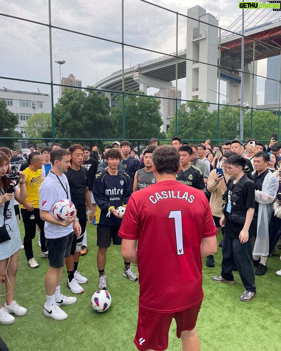 Iker Casillas - 122.7K Likes - Increíble haber compartido esta experiencia con @f.morientes9 y @luchogarcia14. Afrontamos esta nueva era de @laliga con muchas ganas 🙌🏼
Estamos convencidos de que la fuerza de nuestro fútbol no está solo aquí, cruza fronteras. Gracias a todos, y sobre todo a los fans que tanto cariño me han mostrado estos días en China. Seguimos!!