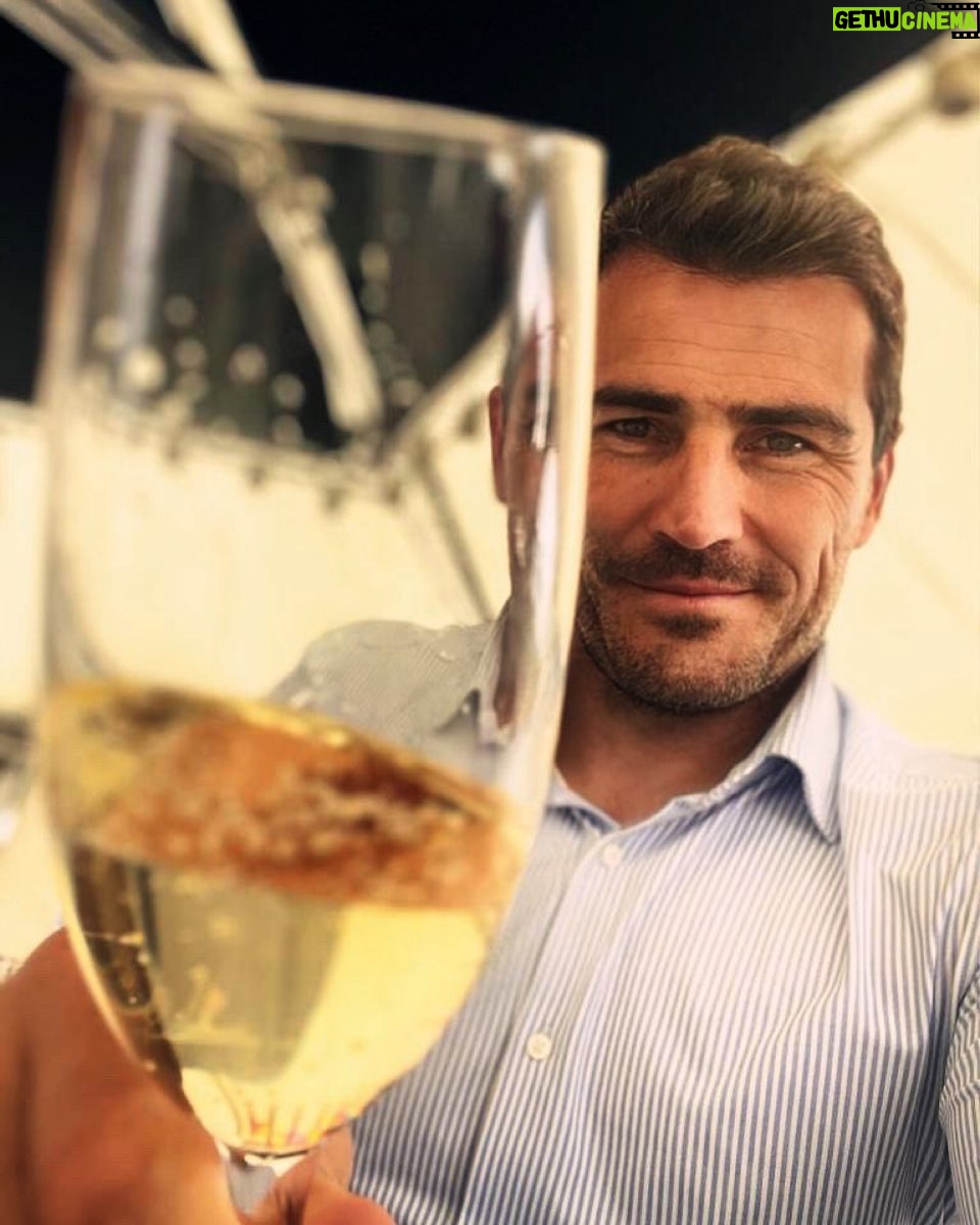 Iker Casillas - 128.5K Likes - Pues si, he llegado a este número: 4️⃣2️⃣. Que si, otra vuelta al sol. Agradecido por todos los mensajes que me habéis mandado : familia, amigos, conocidos… detalle ese por perder unos 15 segundos en escribirme. Cositas que te gustan! Os mando un abrazo y brindo con vosotros! Y POR VOSOTROS! Ahora más que nunca: ENJOY!! 🥂😃