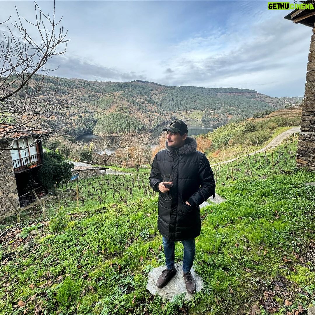 Iker Casillas Instagram - Buscando la paz. Seguro que vive por aquí. 🍷✌🏼 Finca Millara
