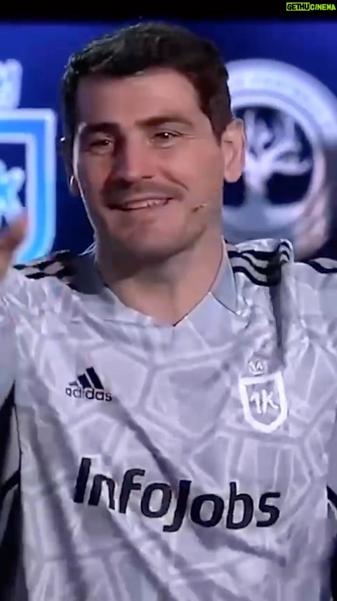 Iker Casillas Instagram - Cerramos la primera etapa del reto apasionante en el que nos hemos metido. No podríamos estar más orgullosos de todo lo que hemos logrado juntos equipo. Hemos tenido que adaptarnos a un nuevo formato, y hacerlo a toda velocidad. Un nuevo equipo lleno de grandes personas con ganas de formar parte de esto. Desde el inicio, hemos trabajado juntos para construir una comunidad sólida y un equipo apasionado. Hemos visto crecer a nuestro equipo, hemos celebrado victorias juntos y también hemos aprendido de nuestros errores. Y aunque las jornadas no siempre han sido fáciles, cada obstáculo nos ha hecho más fuertes y nos ha hecho crecer como grupo. Gracias a todos por formar parte de esto y a @dulcesol por sumarse al proyecto y acompañarnos en este camino. Queda mucho más por venir. Estamos listos para el próximo Split Santos y Santas!! Seguimos!!
