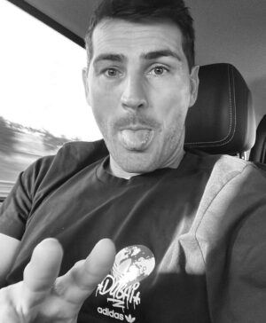 Iker Casillas Instagram - Hoy es juernes!! Vamosssss!! 
Enjoy @alexsinos !!
✌🏼