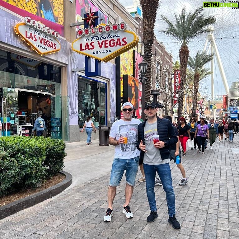 Iker Casillas Instagram - Cómo me gusta lo que pasa en Las Vegas! 🇺🇸🗽🗼🏛️ Las Vegas Strip