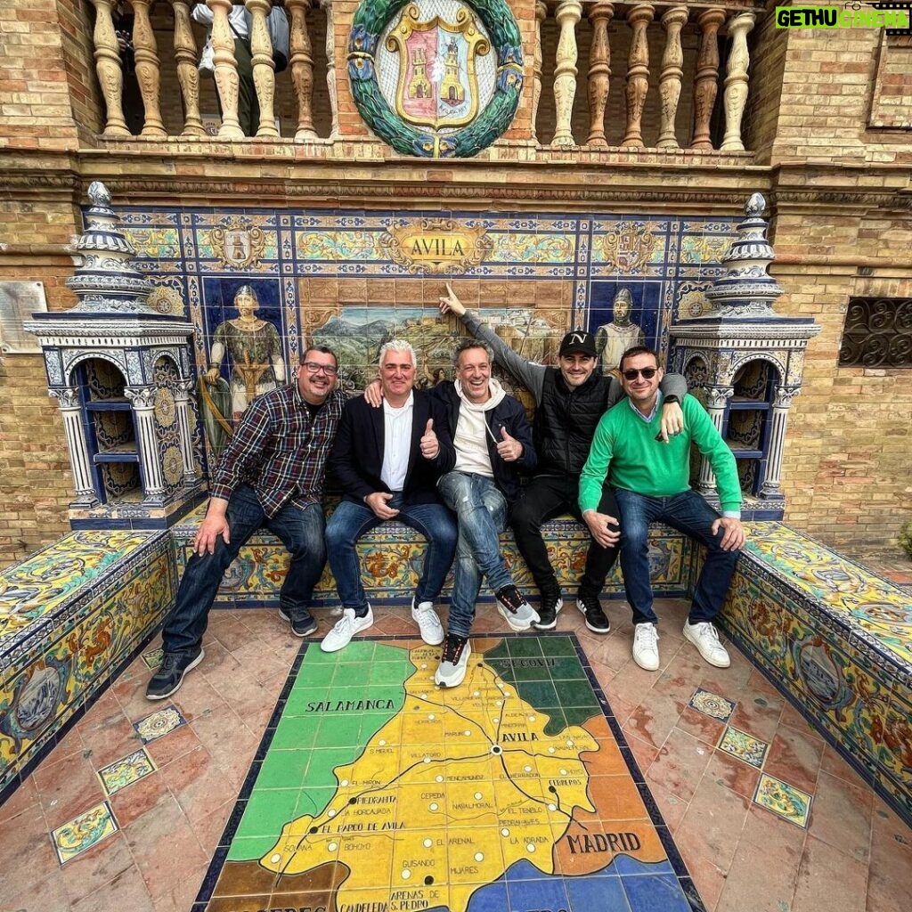 Iker Casillas Instagram - Días “güenos” con gente “güena”. Hasta la próxima! Plaza de España, Seville