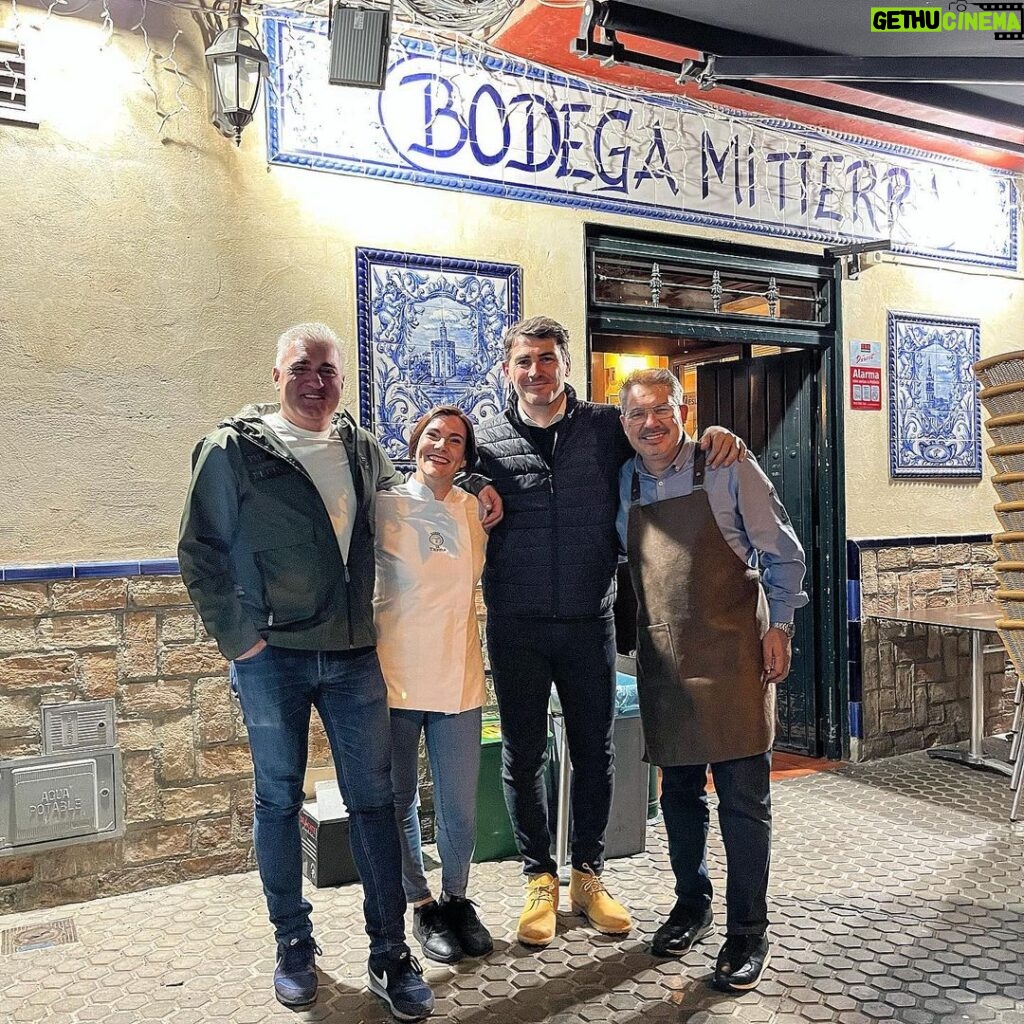 Iker Casillas Instagram - Buenos amigos. Sevilla. #goodnight Bodega Mi Tierra