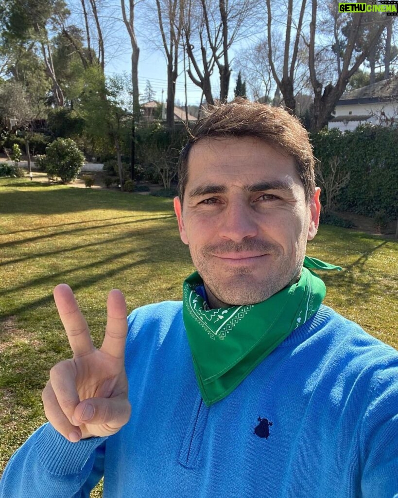 Iker Casillas Instagram - Hoy me uno al #PañueloChallenge 👊🏼 Sumaros a esta iniciativa de @fundacionaladina subiendo vuestra foto con pañuelo a redes sociales!! 😃