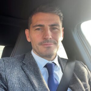 Iker Casillas Instagram - 👔🙂