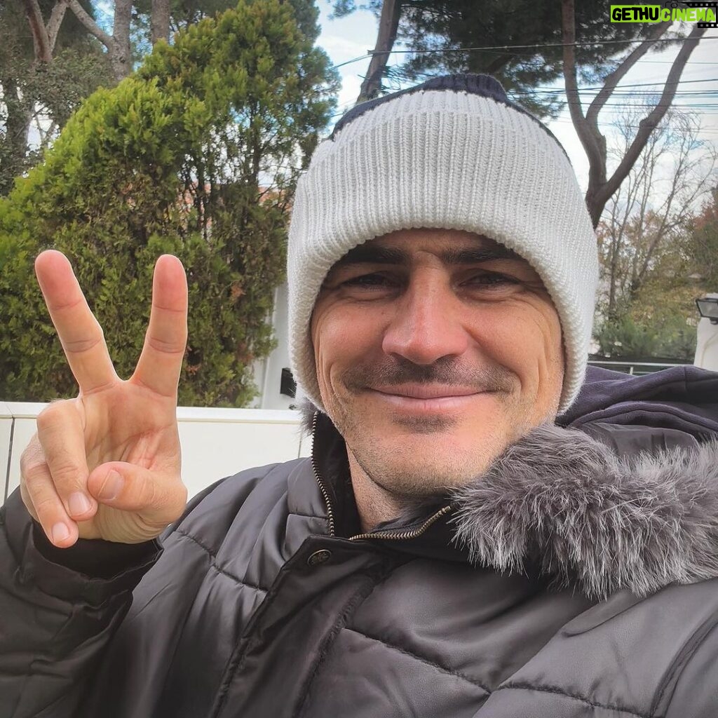 Iker Casillas Instagram - Hemos sobrevivido a la primera! Nochebuena y Navidad ✅ Nochevieja y Fin de año ❓ Los Reyes Magos ❓