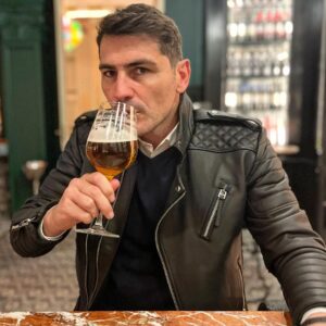 Iker Casillas Instagram - Moto aparcada y una cerveza! Sin alcohol, por supuesto! 
🏍️ 🍺 #buenastardes