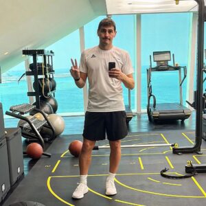 Iker Casillas Instagram - Gym time! #quepocomegustaperoquebienmesienta
#goodnight🌙