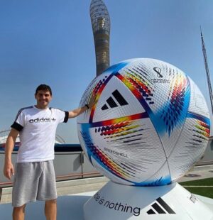 Iker Casillas Instagram - Comienzo de la @fifaworldcup en el ático de la casa de la familia @adidasmena en Qatar 🏡 ⚽️