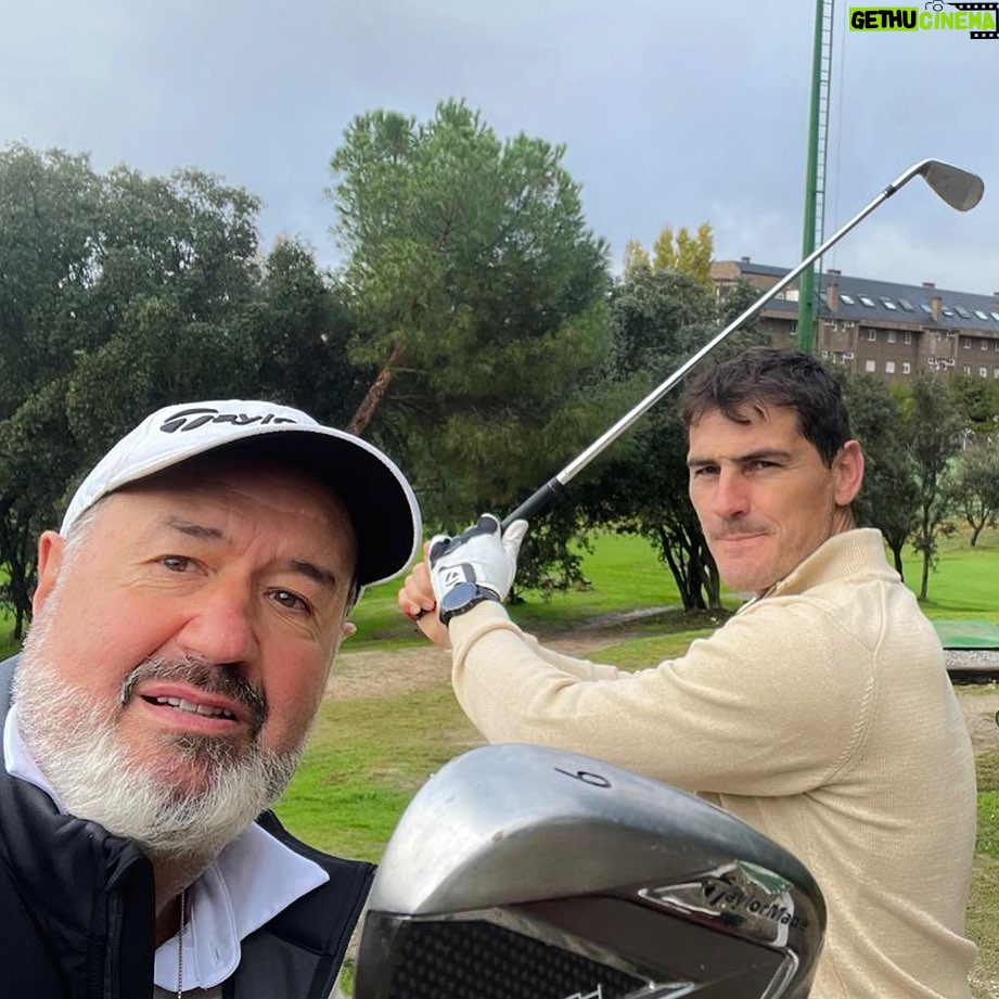 Iker Casillas Instagram - Hoyos cortos = paliza segura! @dr.angelmartin > 25 años de ⛳️ Un servidor lleva 7 meses. Le he dado hasta en el carnet de identidad, por jeta!! Las Rejas Golf Club