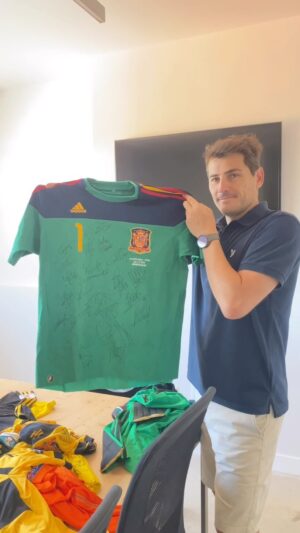 Iker Casillas Instagram - Si tuvieses que quedarte con una….sería con…? 🤔👌🏼