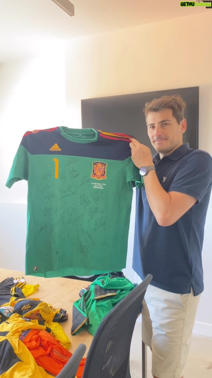Iker Casillas Instagram - Si tuvieses que quedarte con una….sería con…? 🤔👌🏼