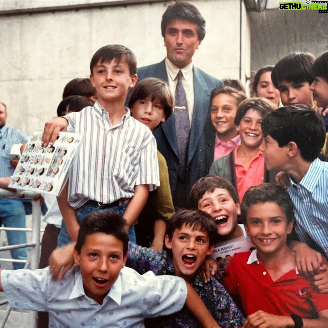 Iker Casillas Instagram - El de la boca abierta con los paletos tan grandes soy yo. Tenía 10 años y pude fotografiarme con Radomir Antic en el Santiago Bernabéu. De eso hace 31 años. #tbt