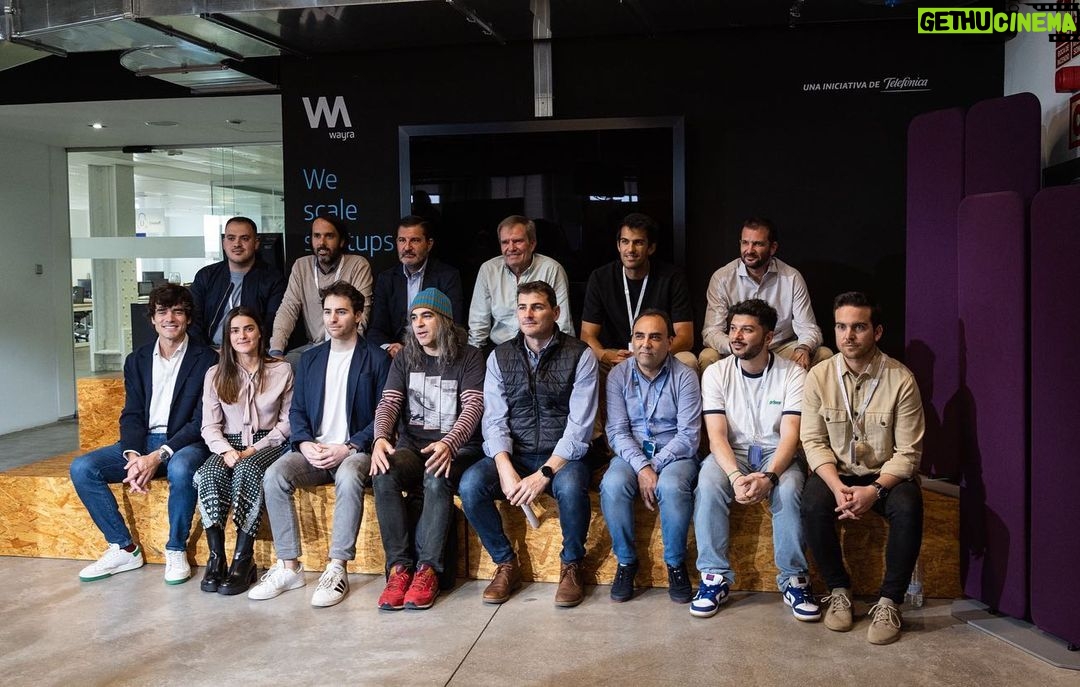 Iker Casillas Instagram - Este mundo cada vez me tiene más asombrado. 120 startups, de diferentes países, han sido evaluadas en la primera convocatoria de @SportBoosthub y @wayra. Hemos decidido seleccionar a siete, pero la gran calidad de todas ha sido impactante. Gracias a @Idoven_ai tuve la oportunidad de introducirme en el mundo del emprendimiento, crezco cada día con SportBoost y aprendo de la mano de los mejores como @ChemaAlonso. Qué no pare. Seguimos!! Wayra Madrid