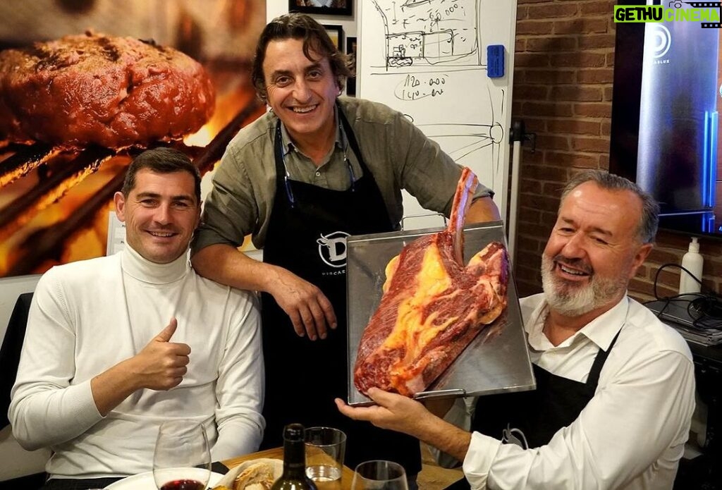 Iker Casillas Instagram - Muchas gracias querido @xoseportas !! Menos mal que ayudaste a @dr.angelmartin a cocinar!!🙌🏻 #felizsabado😘 Madrid, Spain