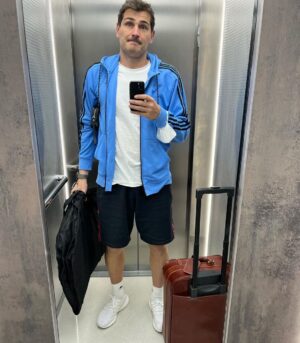 Iker Casillas Instagram - Nos vamos de ✈️ ! #felizsemana