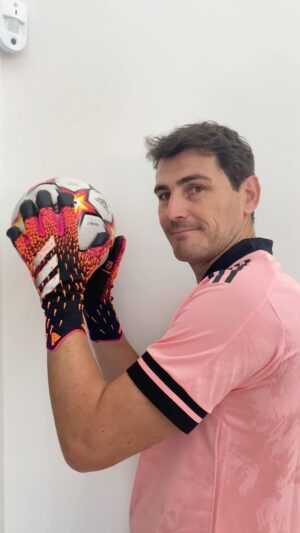 Iker Casillas Instagram - Os hemos escuchado!! Ha llegado!! ESTÁ AQUÍ 🙌🏼🧤 

¡Apúntate al nuevo clinic de Iker Casillas Academy en Dubai junto a @fursanhispania! ¡Te esperamos el próximo 19, 20 y 21 de noviembre! 💥

👉🏼Toda la info en la bio de @1kacademy

Gracias a nuestro sponsor principal #AixInvestmentGroup por acompañarnos de nuevo. 🔥