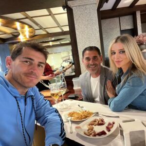 Iker Casillas Instagram - Comida con buena gente. Lo mejor de todo es que me sale gratis. #felizdomingo 
PD: “la locomotora” me ha regalado unos mangos”