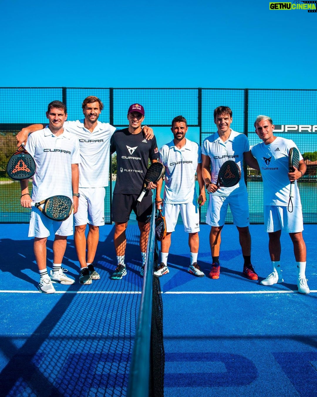 Iker Casillas Instagram - ¿Quién fue el mejor de esta pista? 😜🎾✌🏻Increíble día con @ikercasillas , @llorente_fer , @f.morientes9 , @davidvilla con los consejos del @alegalan96 en la pista flotante de pádel en el agua de @cupra_esp 🏆 #ChallengeTheGame Boadilla del Monte