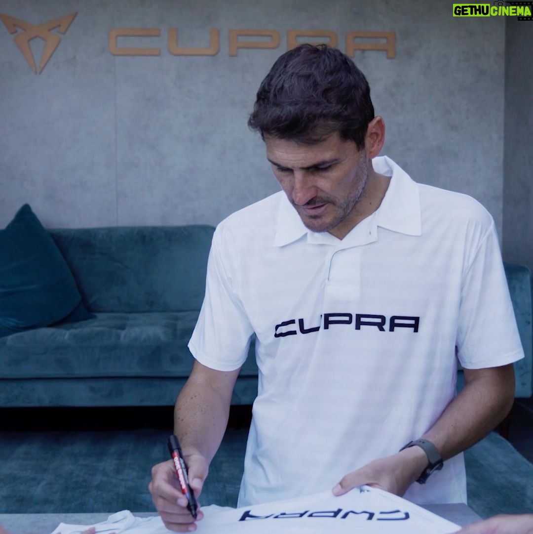Iker Casillas Instagram - Gran día en la pista @cupra_esp de pádel sobre el agua con estos cracks @davidvilla, @llorente_fer, @f.morientes9, @therealyesus y @alegalan96 🎾💪🏼 Si quieres mi camiseta CUPRA firmada, visita el perfil de @cupra_esp y descubre cómo conseguirla en su última publicación. #ChallengeTheGame