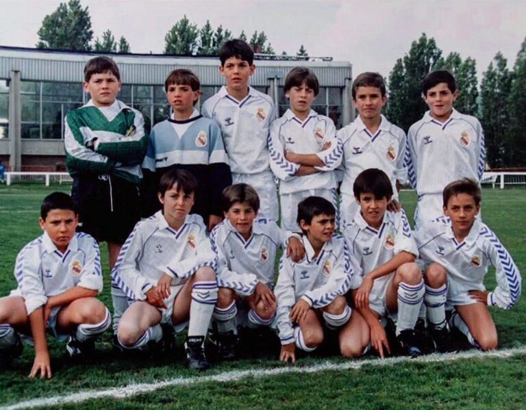 Iker Casillas Instagram - Torneo de Meudon. Cerca de Paris. Allá por 1991. Perdimos aquella final ante el Benfica. Hice allí los 10 años. Y también comía mucho! 😃✌🏼#ᴛʙᴛ