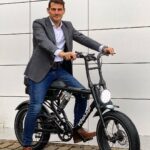 Iker Casillas Instagram - Y por qué no ir con @knaapbikes a todos los sitios? 🚲 ⚡️ 💨 #buenaslluviosastardes ☔️ #motopapi