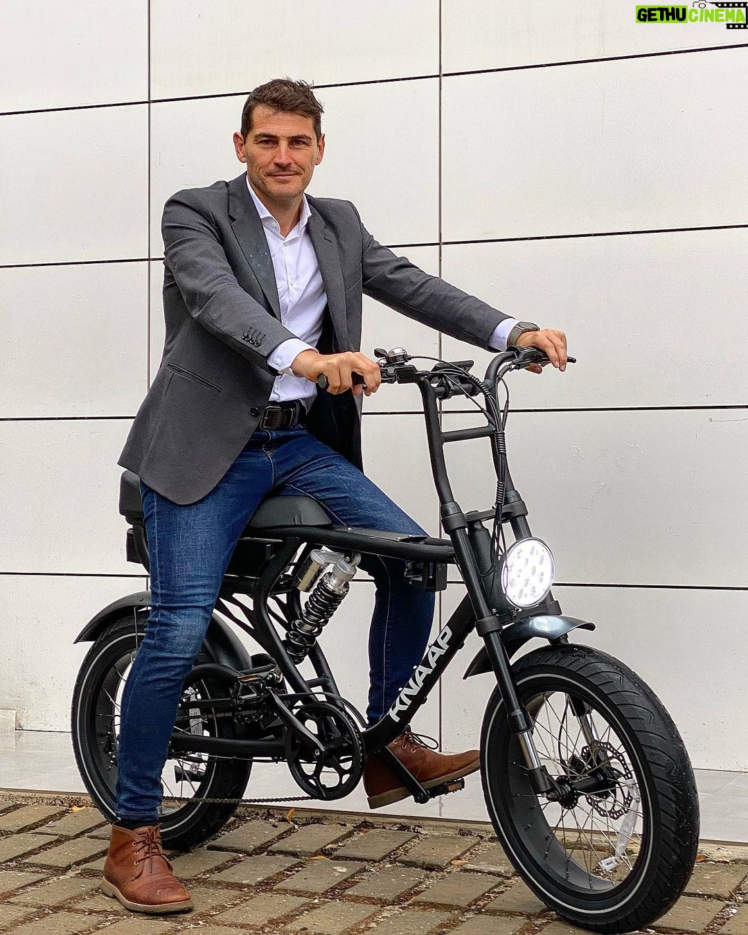 Iker Casillas Instagram - Y por qué no ir con @knaapbikes a todos los sitios? 🚲 ⚡️ 💨 #buenaslluviosastardes ☔️ #motopapi
