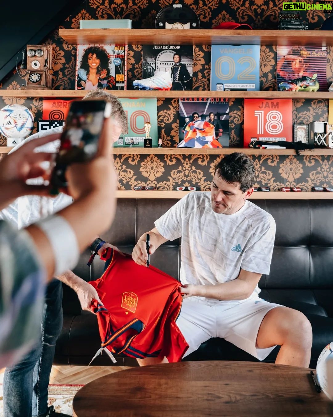 Iker Casillas Instagram - Family downtime with @ikercasillas. Join us at our Dubai Fan zone throughout the World Cup. 📍 adidas Al Rihla Arena @budxfifadubai متعة لجميع أفراد العائلة مع @ikercasillas انضموا إلينا وشاركونا المرح في منطقة المشجعين دبي طوال فترة كأس العالم. 📍 الرحلة آرينا أديداس @budxfifadubai