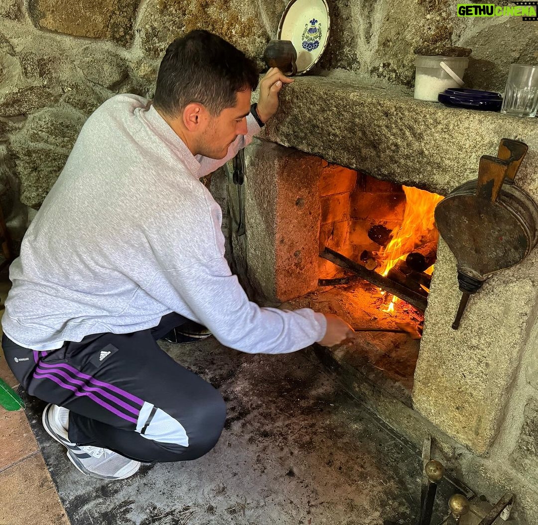 Iker Casillas Instagram - Tanto ajetreo que nos dan las ciudades y la tranquilidad con la que se está en los pueblos… ⛰️ 🪵 #buenfindesemena✌🏼️ Navalacruz, Spain